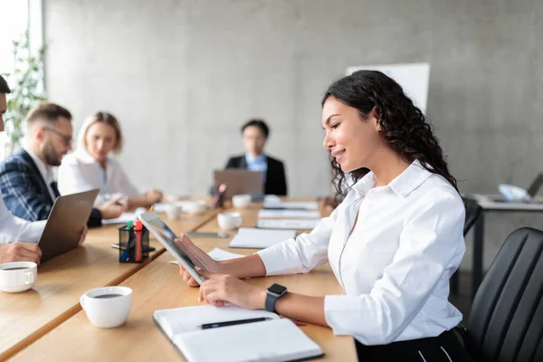 Empresaria mexicana usando tableta digital en reunión corporativa en oficina — Foto de Stock