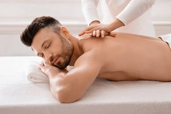 Relaxado homem tendo sessão de terapia manual no spa — Fotografia de Stock