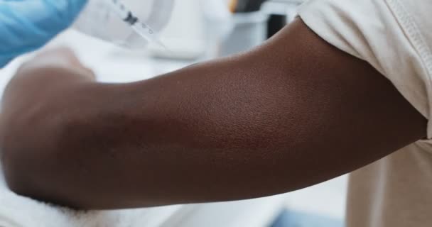 Paciente negro adulto recebendo injeção de vacina na mão no hospital, de perto. Conceito de estimulação da imunidade — Vídeo de Stock