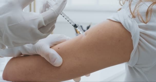 Κοντινό πλάνο του γιατρού που κάνει την ένεση εμβολίου στο γυναικείο χέρι, γρίπη και πρόληψη του ιού της στέψης — Αρχείο Βίντεο