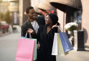 Kara Cuma ve son satışta eğlence ve alışveriş