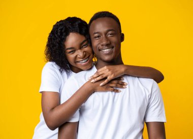 Mutlu bir Afrikalı erkek ve kadının sarılarak portresi.