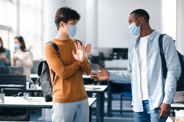 Pas de poignée de main. Le gars rejette le toucher, montrant un geste d'arrêt — Photo