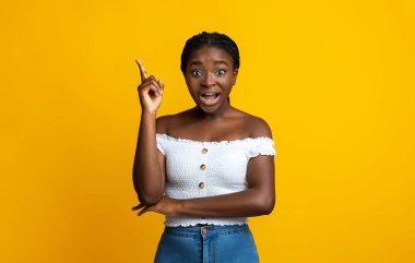 Fikir kavramı. Heyecanlı Afrikalı kadın parmak kaldırıyor, çözümü var ya da ilham verici.