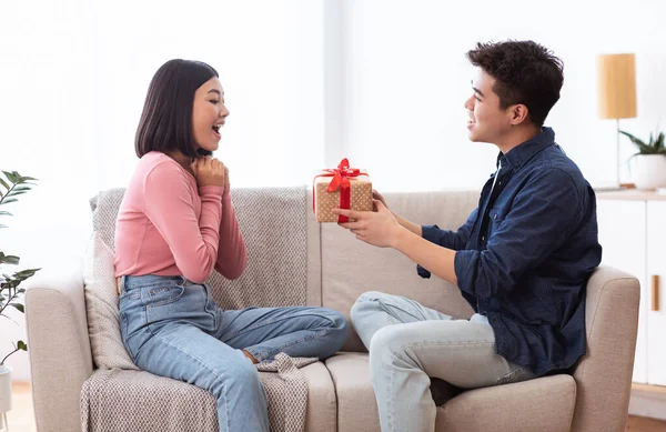 Korejský přítel dává dárek box přítelkyně slaví dovolenou doma — Stock fotografie
