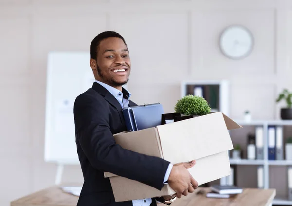 Boldog fekete üzletember költözik iroda doboz és a holmiját — Stock Fotó