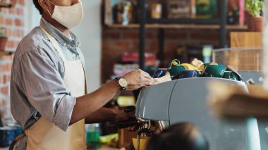 Covid-19 salgını, modern barmen ve kafede yeni normal.