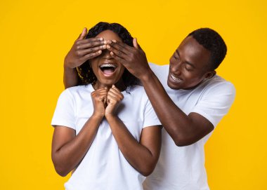 Kız arkadaşının gözlerini kapatan siyah adam, sarı stüdyo geçmişi.