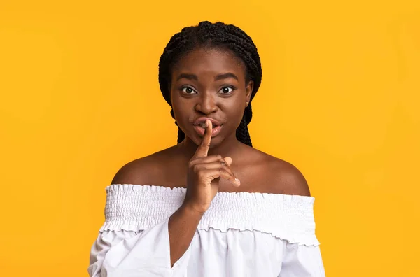 Maradj csendben. Fiatal afro-amerikai nő mutatja shhh jel a kamera — Stock Fotó