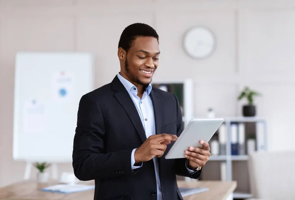 Hombre de negocios afroamericano feliz usando tableta digital —  Fotos de Stock