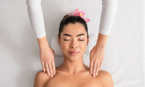 美丽的亚洲女人在温泉边享受按摩师的双肩按摩 — 图库照片