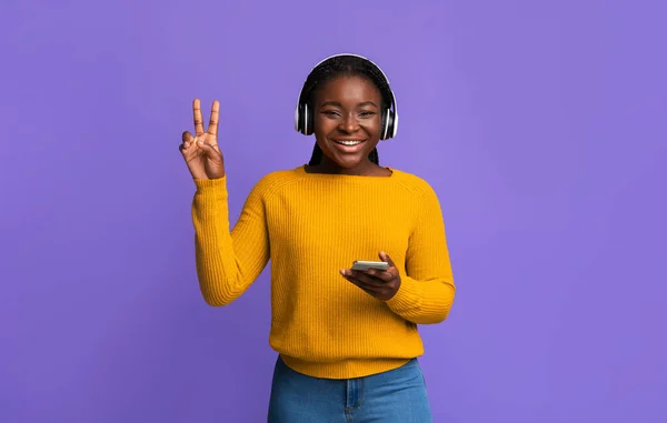 Portré vidám fekete fiatal hölgy vezeték nélküli fülhallgató Smartphone — Stock Fotó