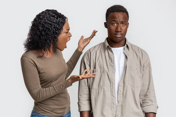 Furious african woman yelling at her boyfriend — Stock Photo, Image