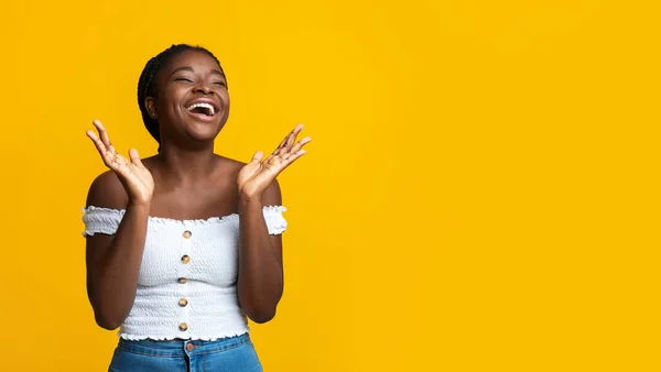 Retrato de feliz mulher negra rindo espalhando as mãos com emoção — Fotografia de Stock
