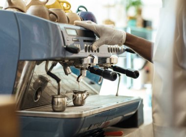 Sosyal uzaklık ve covid-19 karantinasında yeni normal, harika servis ve paket kahve.