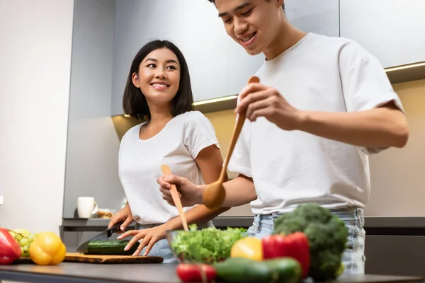 Happy Married Asian Couple Cooking Salad Together Standing In Kitchen — Stock Photo, Image