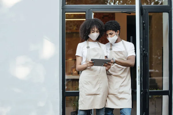 Pedido on-line café takeaway durante a epidemia de COVID-19 e novo normal — Fotografia de Stock