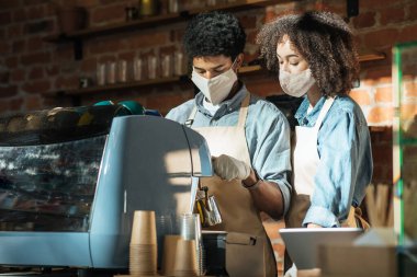 Moda kafede çalışacak yeni barmen ve yeni normal
