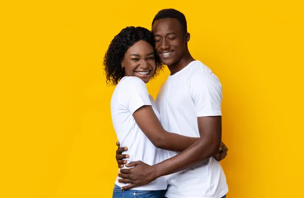 Belo casal afro-americano posando no amarelo — Fotografia de Stock