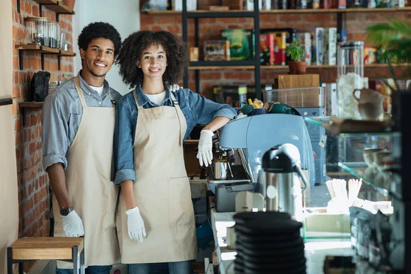 Treffen und Warten auf Kunden im modernen Café nach der Sperrung — Stockfoto