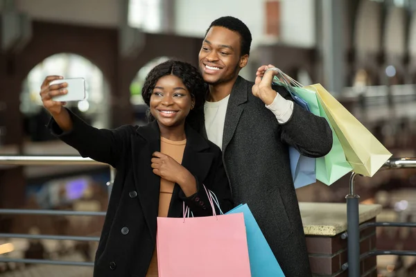 Samen winkelen tijdens seizoensverkoop en Black Friday — Stockfoto