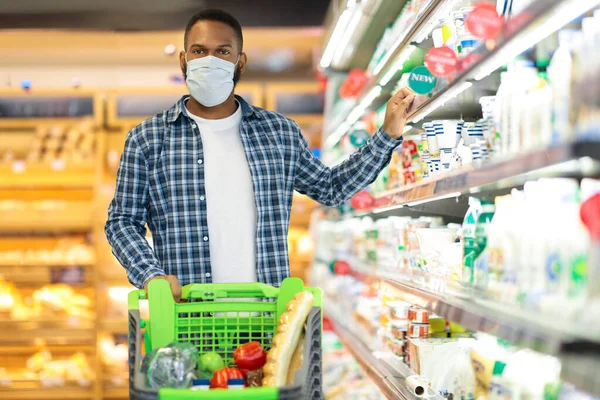 African Guy With Shopping Cart Posing Standing In Supermarket — Stock Photo, Image