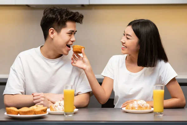 Couple asiatique appréciant le petit déjeuner ensemble dans la cuisine, épouse nourrissant mari — Photo