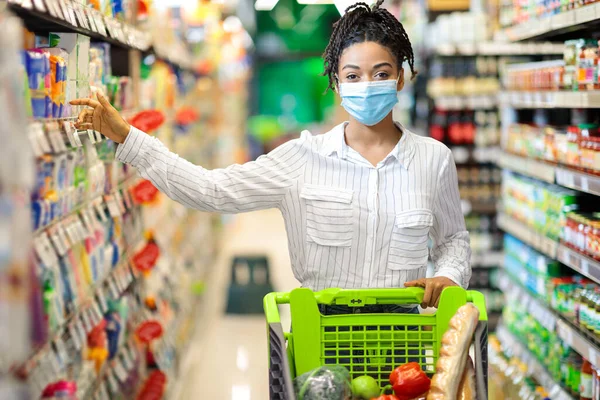 Μαύρη γυναίκα λαμβάνοντας τροφίμων προϊόν κάνει ψώνια παντοπωλείο στο σούπερ μάρκετ — Φωτογραφία Αρχείου