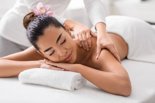 Relaxado mulher asiática desfrutando de volta e shouders massagem no spa — Fotografia de Stock