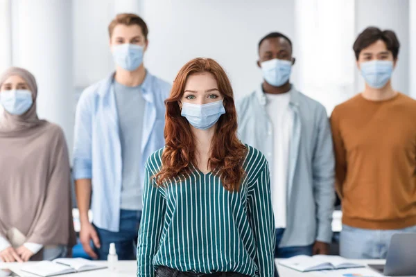 Orvosi maszkot viselő nemzetközi emberek változatos csoportja — Stock Fotó