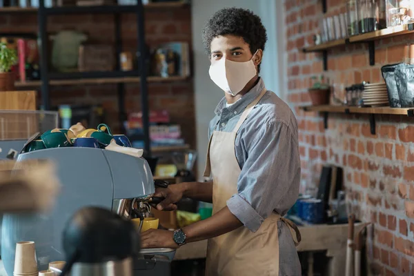 Sosyal mesafe, yeni normal kahve siparişi ve modern barista işi.