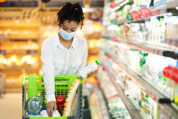 African American Woman Buying Food Standing With Pushcart In Store — Stock Photo, Image
