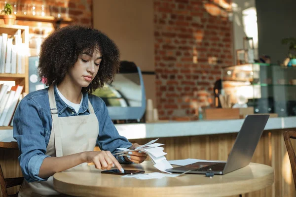 Trabajar con cuentas, redes sociales y pedidos en línea — Foto de Stock