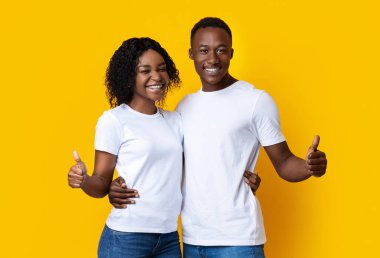 Mutlu siyah aşıklar sarılıp başparmağını sarıya koyuyor.