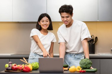 Modern Mutfakta Dizüstü Bilgisayar Aşçılığı Tarifi Kullanan Koreli Çift