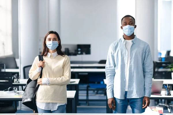 Portrait d'étudiants internationaux portant des masques médicaux de protection — Photo