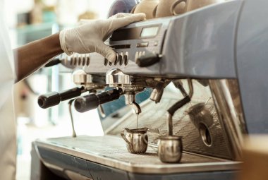 Modern kafe, kahve servisi, yeni normal ve ekipman