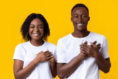 Nazik Afrikalı kadın ve erkek avuçlarını göğsünde tutuyorlar.