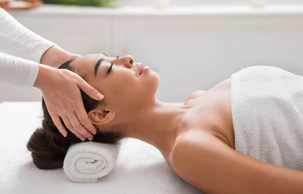 Relaxé asiatique dame obtention tête massage dans spa salon profiter de beauté traitement — Photo