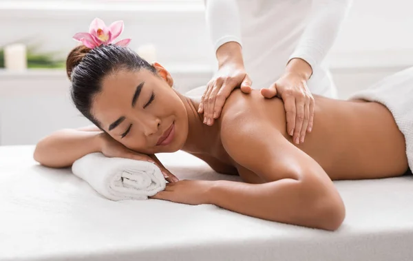 Entspannt asiatisch frau verwöhnen selbst mit körper massage im spa salon — Stockfoto