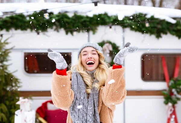 Diversión de invierno. alegre rubia mujer disfrutando jugando con nieve cerca campervan —  Fotos de Stock