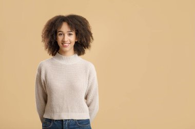 Çekici gülümseme çekici bayan. Mutlu Milenyum Afrikalı Amerikalı süveter giyen bayan öğrenci