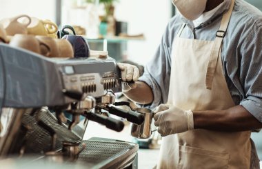Kahve yapmak ve koronavirüs salgını sırasında yeni normaller.