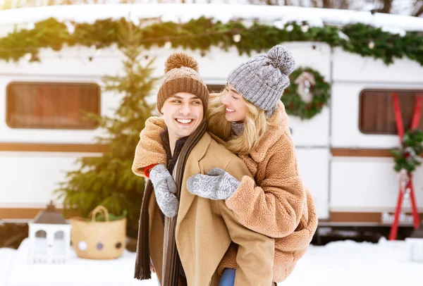 Romántica pareja joven divirtiéndose en el campamento de invierno, jugando y riendo juntos —  Fotos de Stock