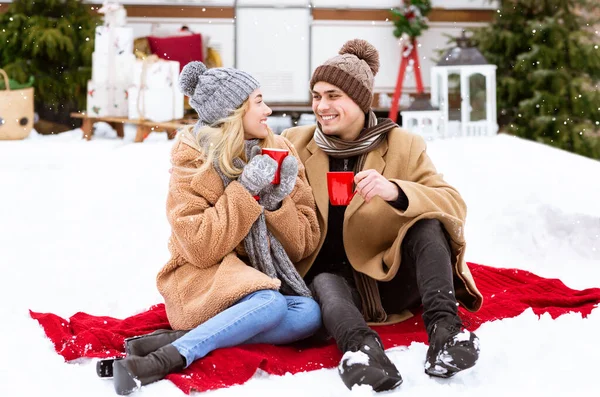 Casal jovem romântico Passar o dia fora na data de inverno no acampamento — Fotografia de Stock