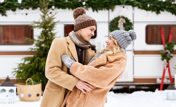 Camping romantik. Älskade unga par kramas och ha kul under vinterdagen — Stockfoto