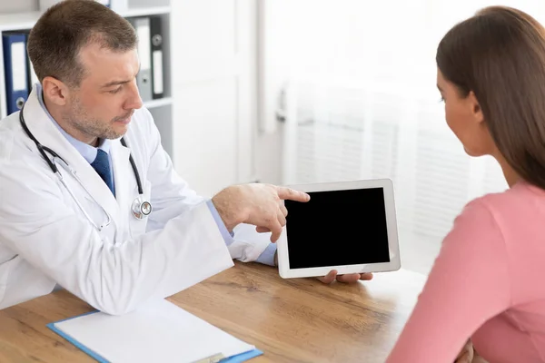 Médico mostrando tableta paciente con pantalla en blanco negro — Foto de Stock