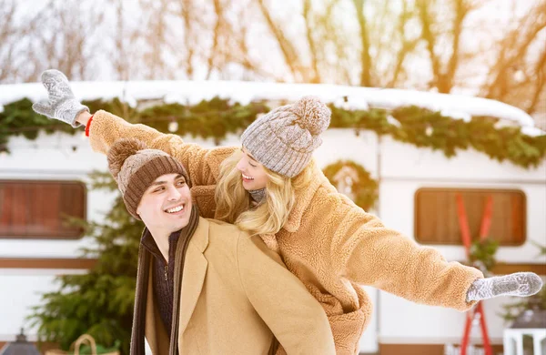 Fröhliches Millennial-Paar amüsiert sich draußen auf dem Wintercamping, Frau huckepack Freund — Stockfoto