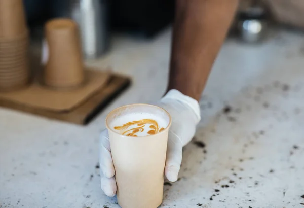 Caffè più delizioso per il cliente da barista professionista — Foto Stock