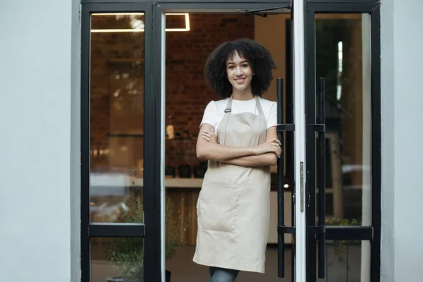 Eigenaar van cafe opening restaurant na lockdown of barista begroet gasten en klanten — Stockfoto